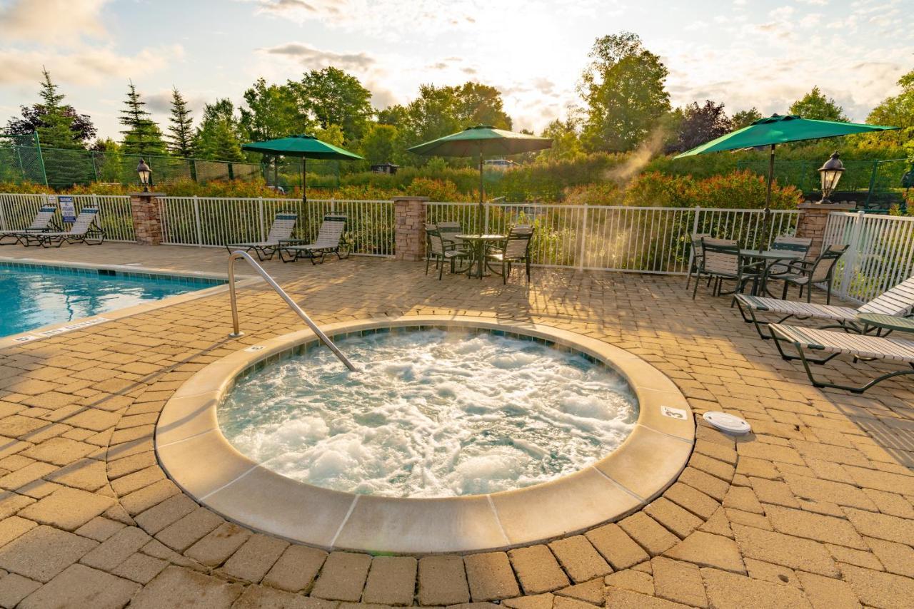 فندق Sun Outdoors Petoskey Bay Harbor المظهر الخارجي الصورة