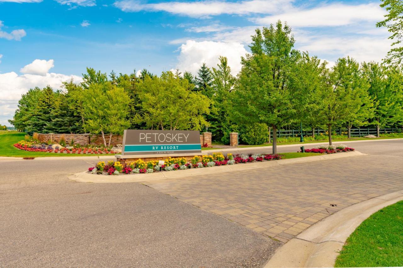 فندق Sun Outdoors Petoskey Bay Harbor المظهر الخارجي الصورة