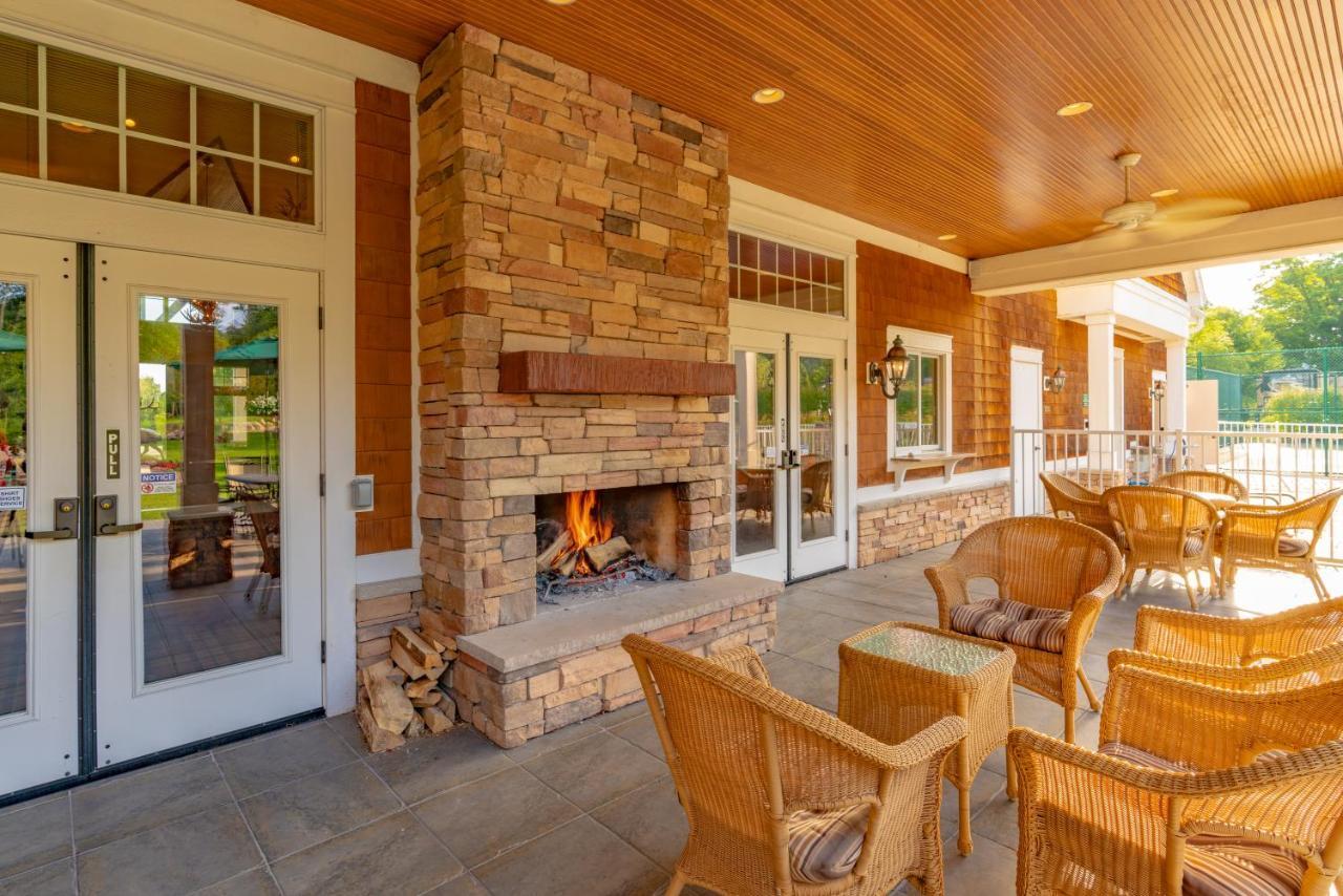 فندق Sun Outdoors Petoskey Bay Harbor المظهر الخارجي الصورة